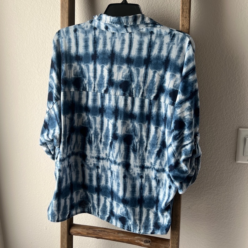 Eden & Olivia women’s blue tie dye button up - Picture 2 of 5